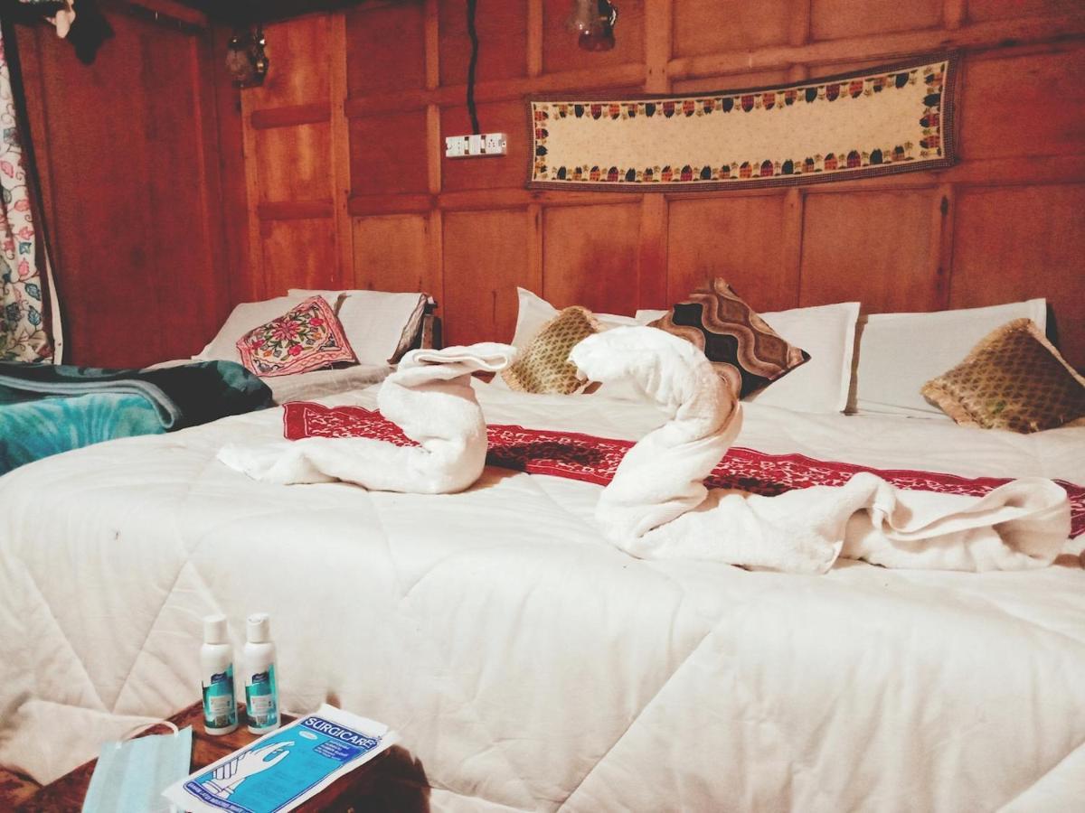 ホテル S Group Of Houseboat Srīnagar エクステリア 写真