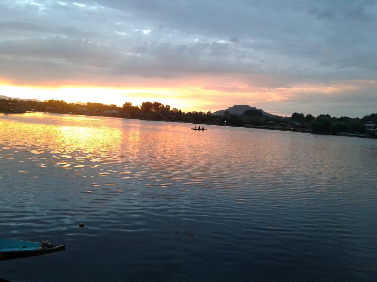 ホテル S Group Of Houseboat Srīnagar エクステリア 写真