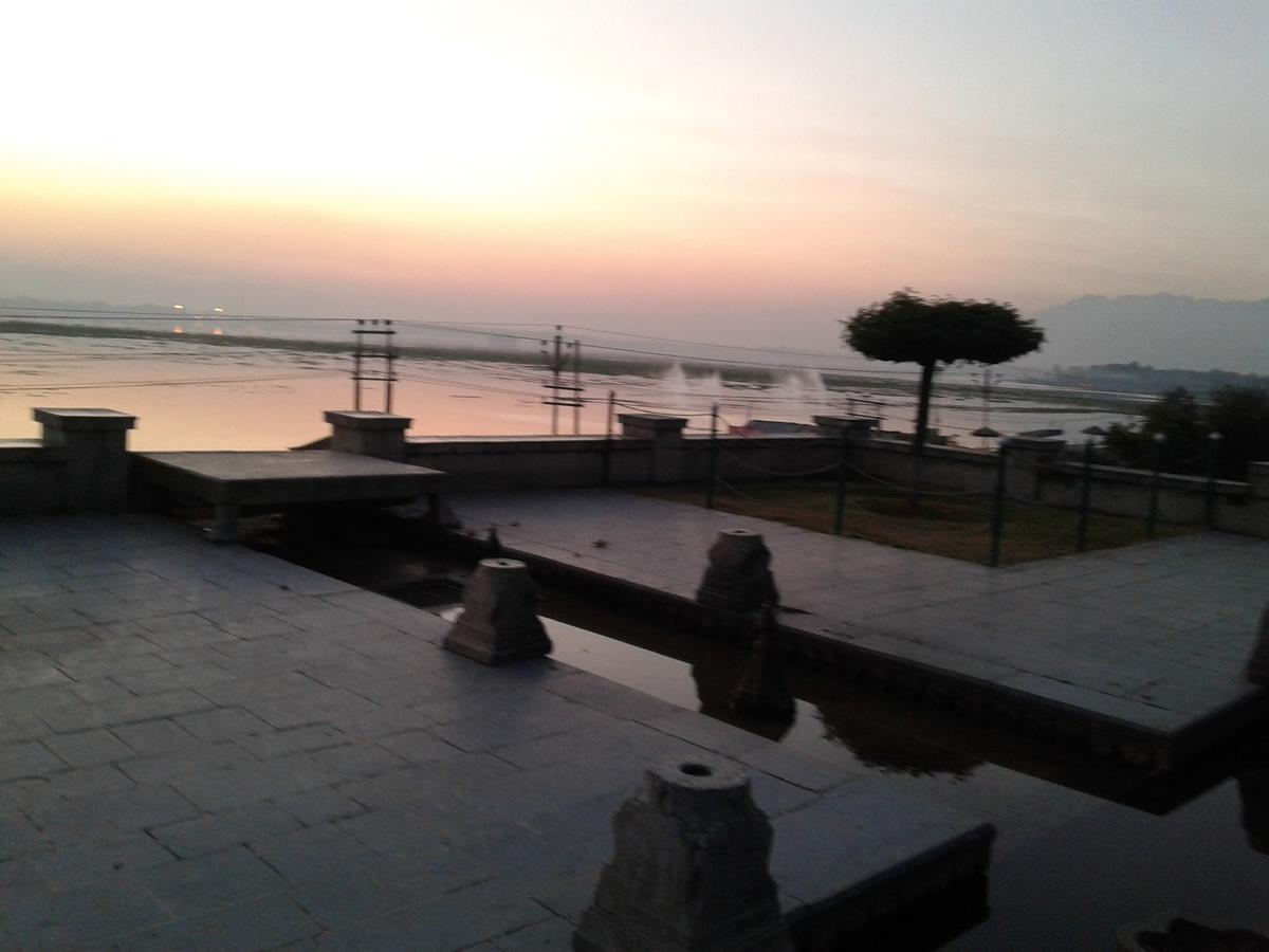 ホテル S Group Of Houseboat Srīnagar エクステリア 写真