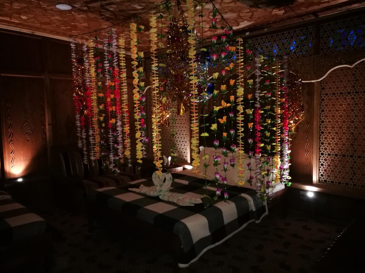 ホテル S Group Of Houseboat Srīnagar エクステリア 写真