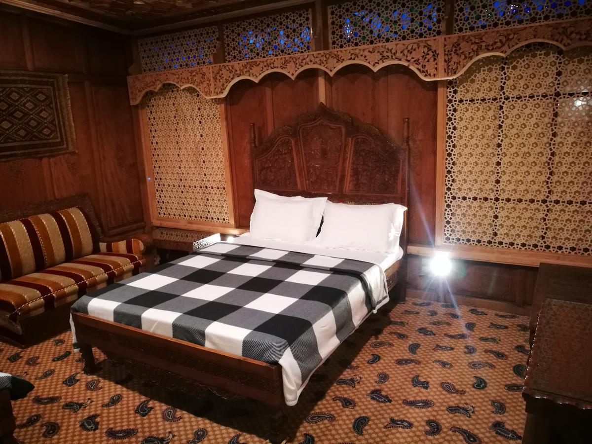 ホテル S Group Of Houseboat Srīnagar エクステリア 写真