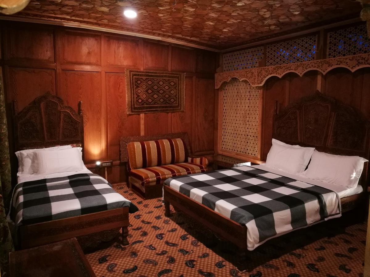 ホテル S Group Of Houseboat Srīnagar エクステリア 写真