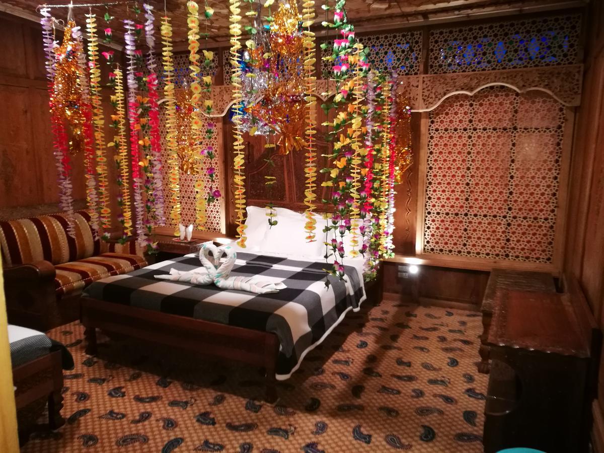 ホテル S Group Of Houseboat Srīnagar エクステリア 写真