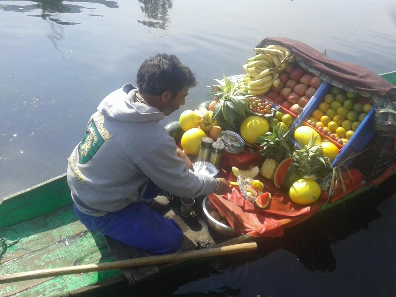 ホテル S Group Of Houseboat Srīnagar エクステリア 写真