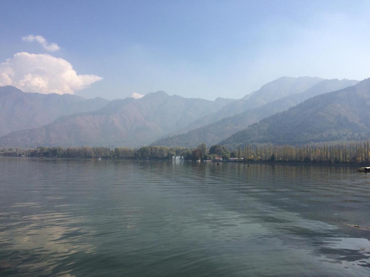 ホテル S Group Of Houseboat Srīnagar エクステリア 写真