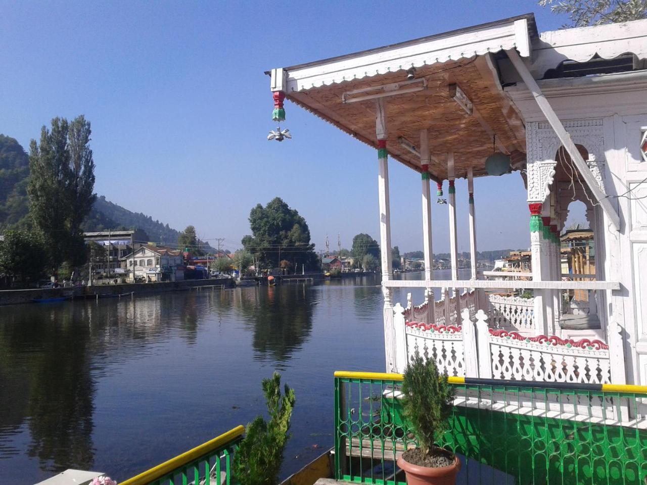 ホテル S Group Of Houseboat Srīnagar エクステリア 写真
