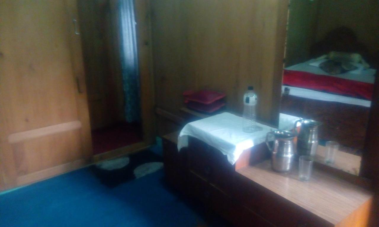 ホテル S Group Of Houseboat Srīnagar エクステリア 写真
