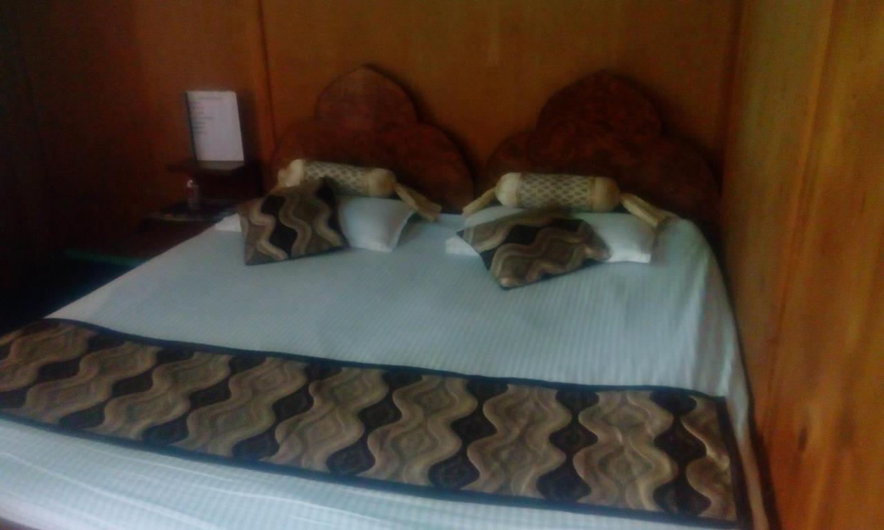 ホテル S Group Of Houseboat Srīnagar エクステリア 写真