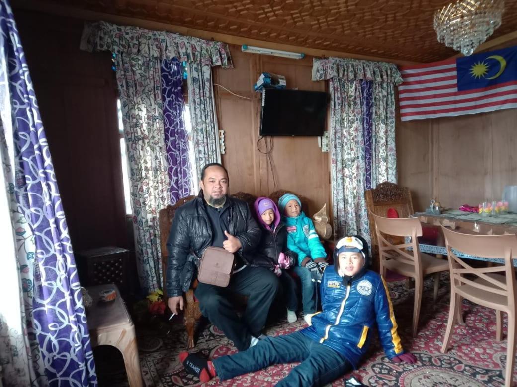 ホテル S Group Of Houseboat Srīnagar エクステリア 写真